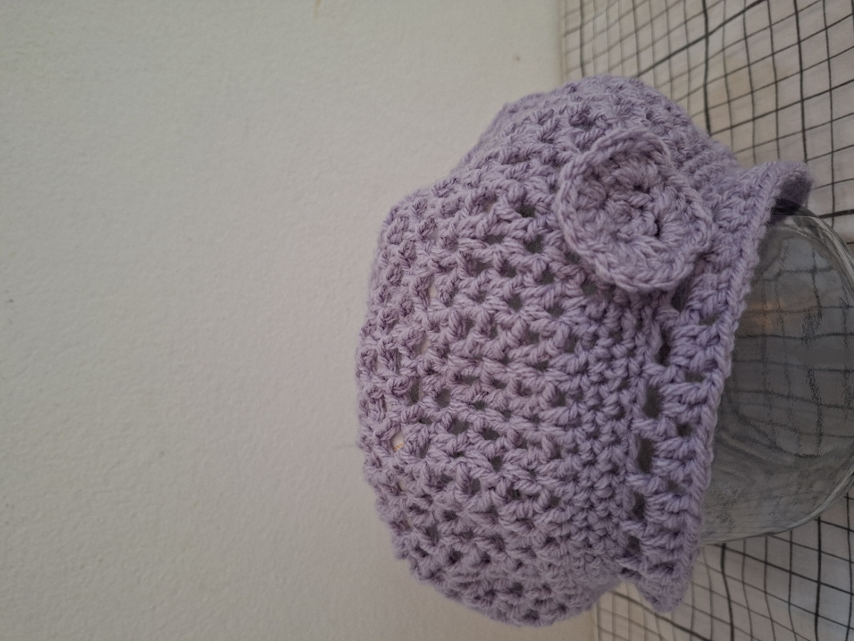 Fliederfarbene Baskenmütze für Frauen.