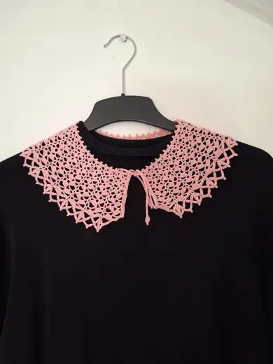 Col ajouré rose pâle.