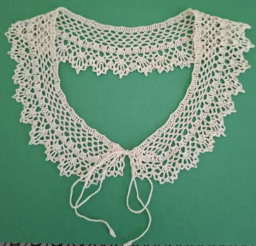 Cuello de hilo fino.