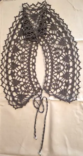 Cuello de encaje tejido a mano con algodón mercerizado.