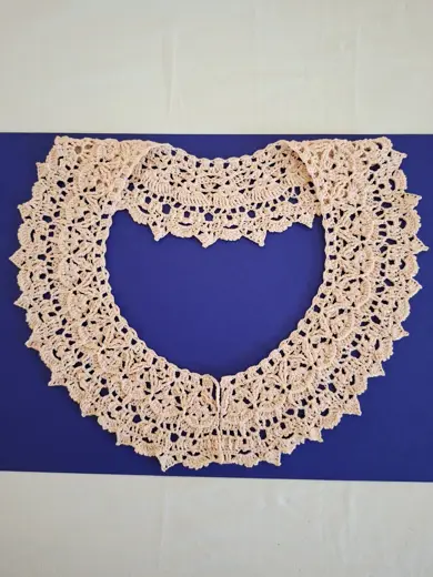 Vintage beige openwork collar