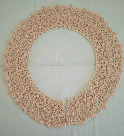 Vintage beige openwork collar