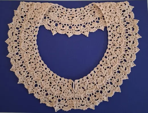 Vintage beige openwork collar