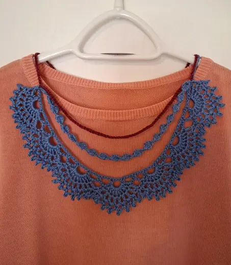 Collana all'uncinetto.