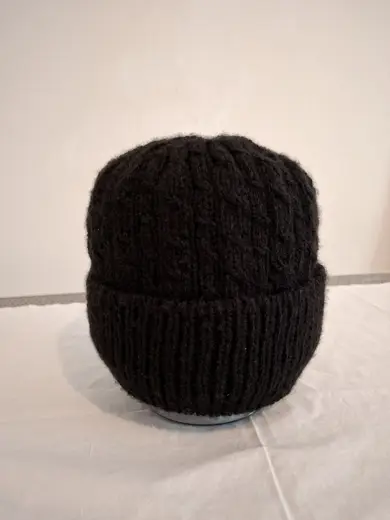 Men's hat in black.