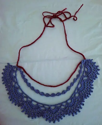 Collana all'uncinetto.