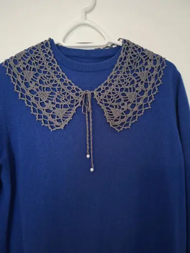 Cuello de encaje tejido a mano con algodón mercerizado.