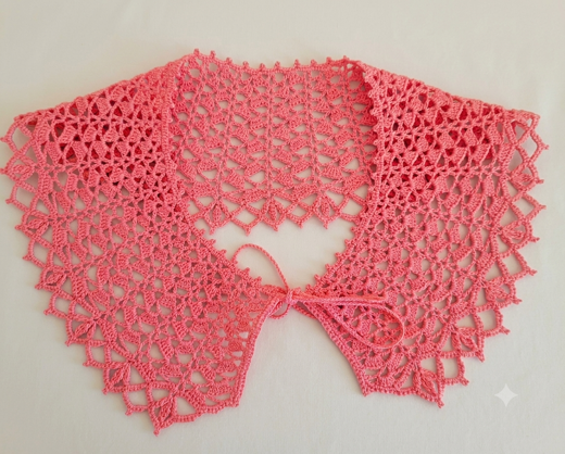 Col ajouré rose pâle.