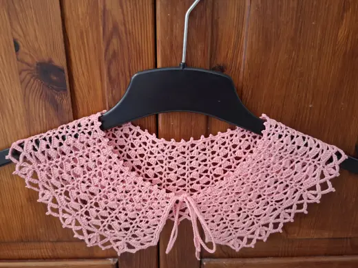 Col ajouré rose pâle.