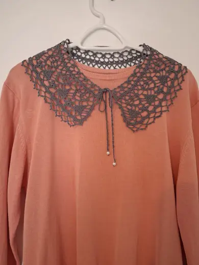 Cuello de encaje tejido a mano con algodón mercerizado.